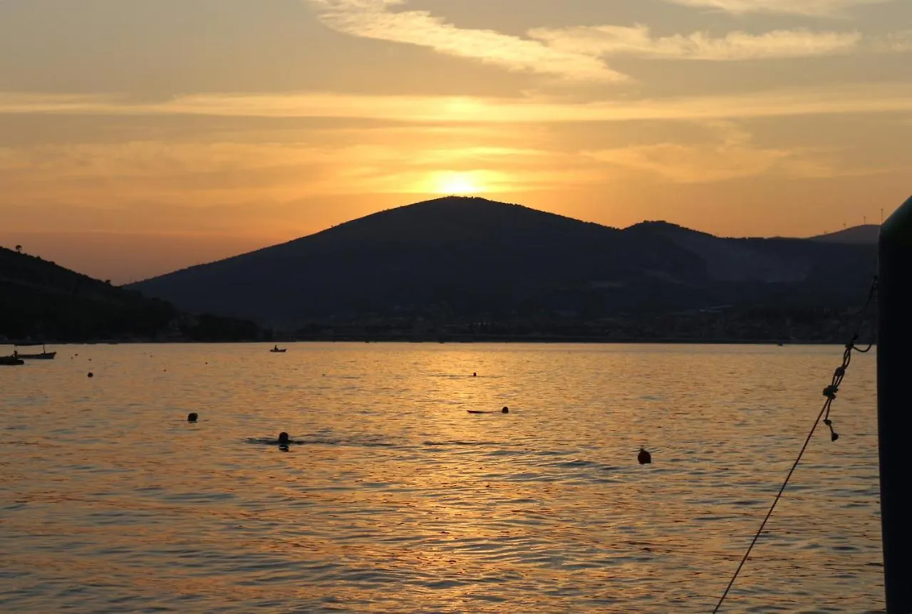 B Apartment With Terrace With The Sea View Trogir